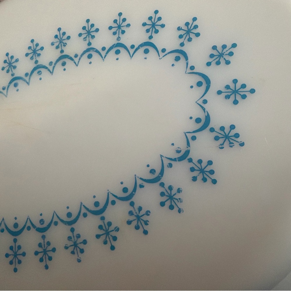 Pyrex Snowflake design lg 2.5 qt casserole dish, with white intact lid. - Picture 3 of 12
